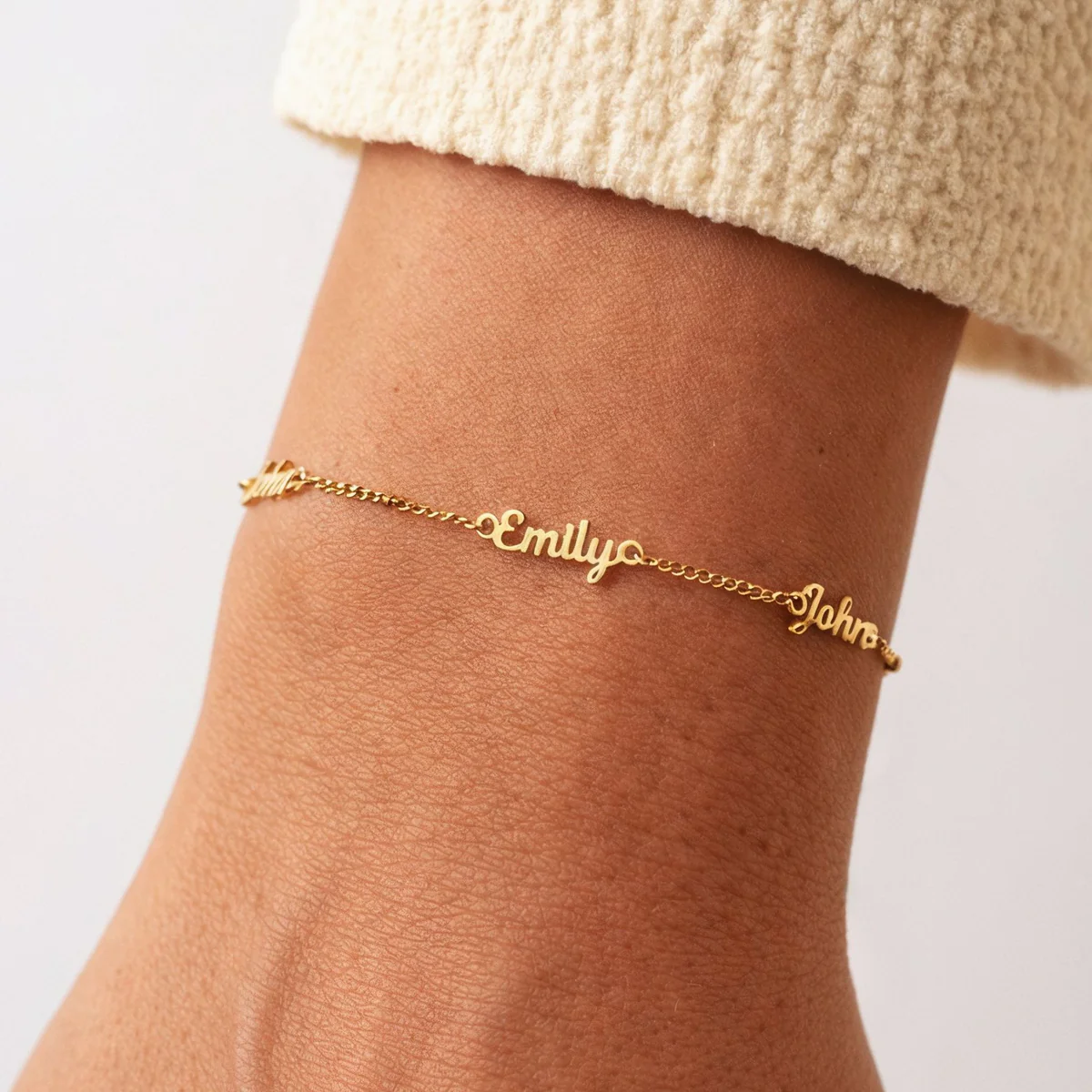Mom name bracelet with multiple children's names — personalized dainty bracelet